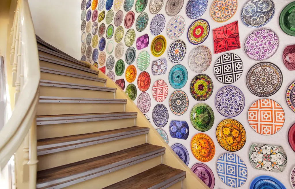 Treppenhaus mit farbiger Wandgestaltung