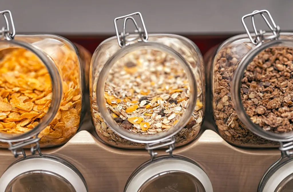 Müsli-Auswahl am Frühstücksbuffet