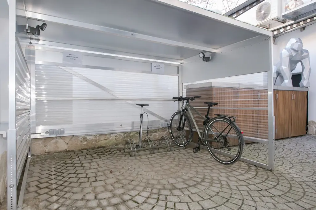 Fahrradgarage mit Ladestationen
