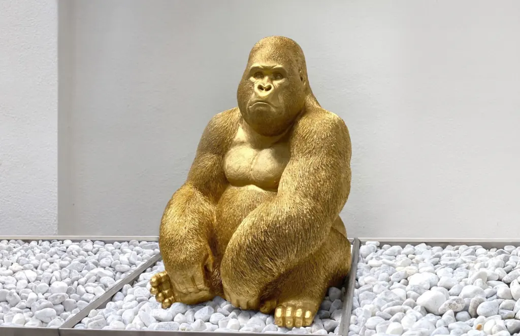 Goldene Gorilla-Skulptur
