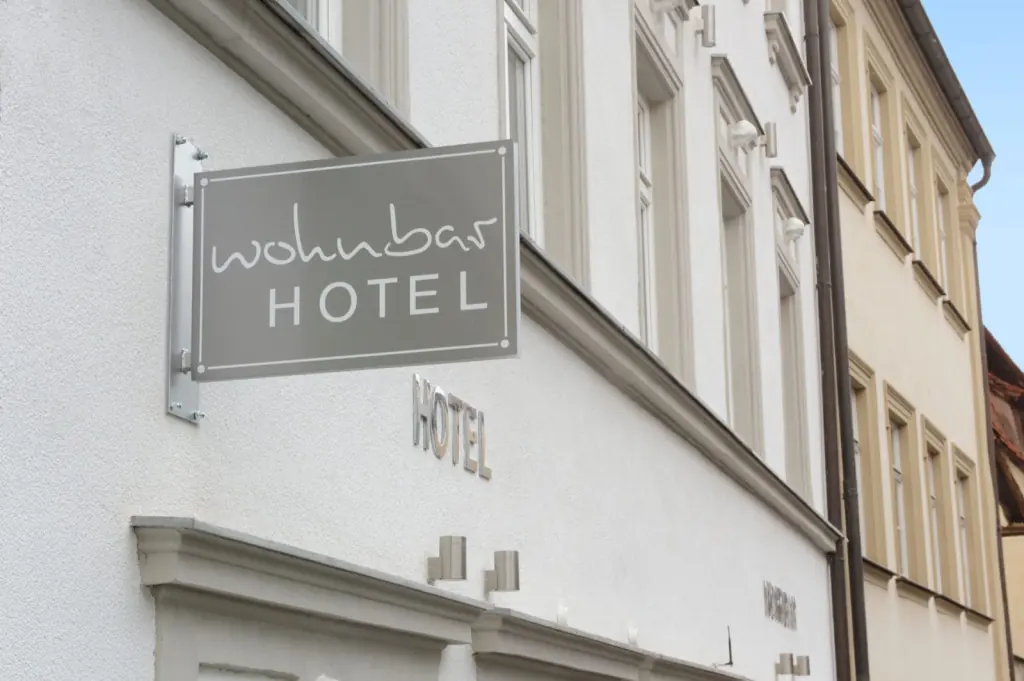 Hotelschild der wohnbar an der Fassade in der Stangsstraße