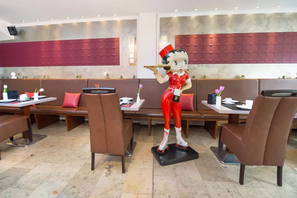 Frühstücksraum mit Betty-Boop-Figur