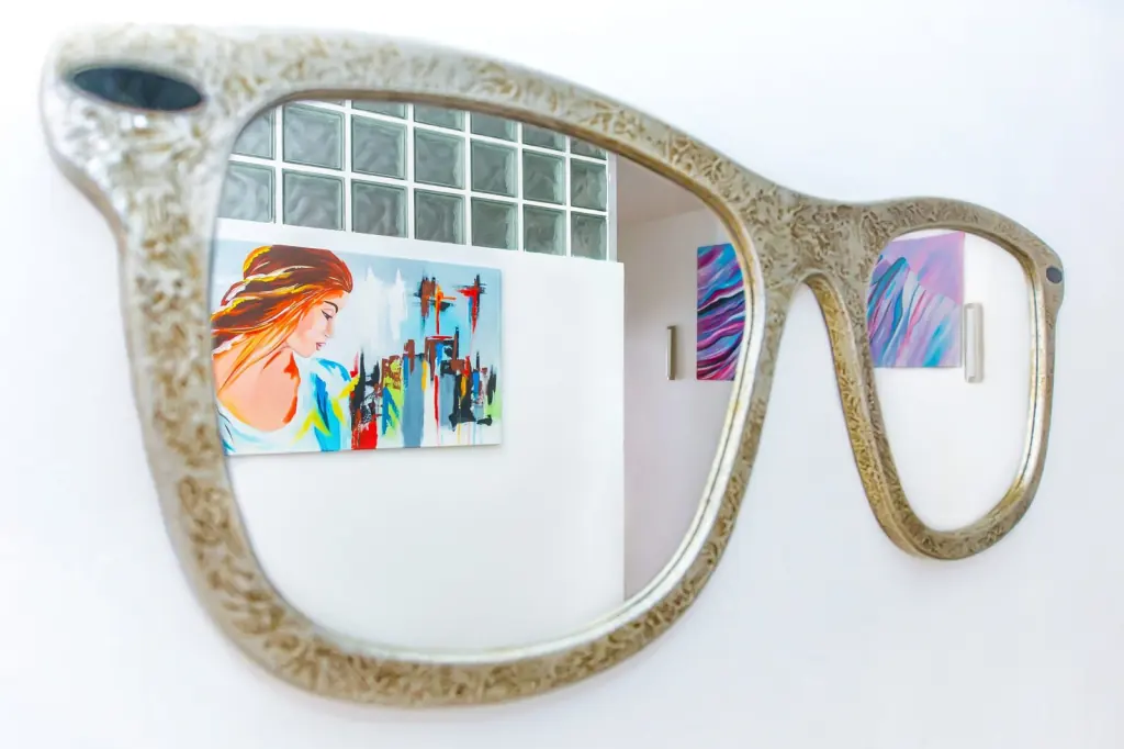 Spiegel in Brillenform im violetten Zimmer